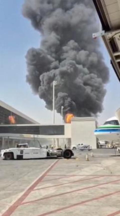 　サウジアラビア・リヤドの空港で立ち上る煙。フーシ派が空港を攻撃したと主張した＝８日（ＳＮＳから、ロイター＝共同）