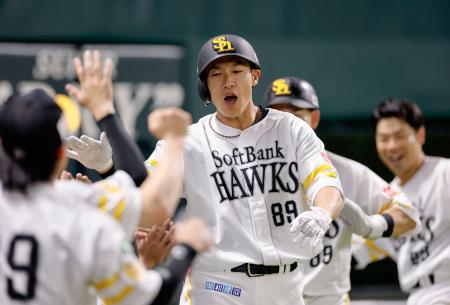 　３回、２ランを放ちナインに迎えられるソフトバンク・柳田＝みずほペイペイドーム