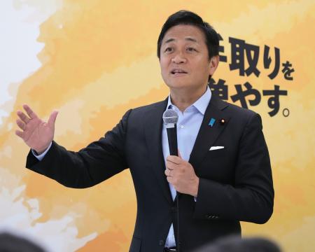 　国民民主党の両院議員総会であいさつする玉木代表＝２７日午後、国会