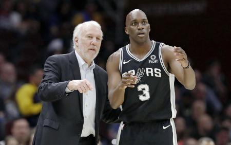 　スパーズのグレグ・ポポビッチ監督（左）＝２０１９年４月（ＡＰ＝共同）