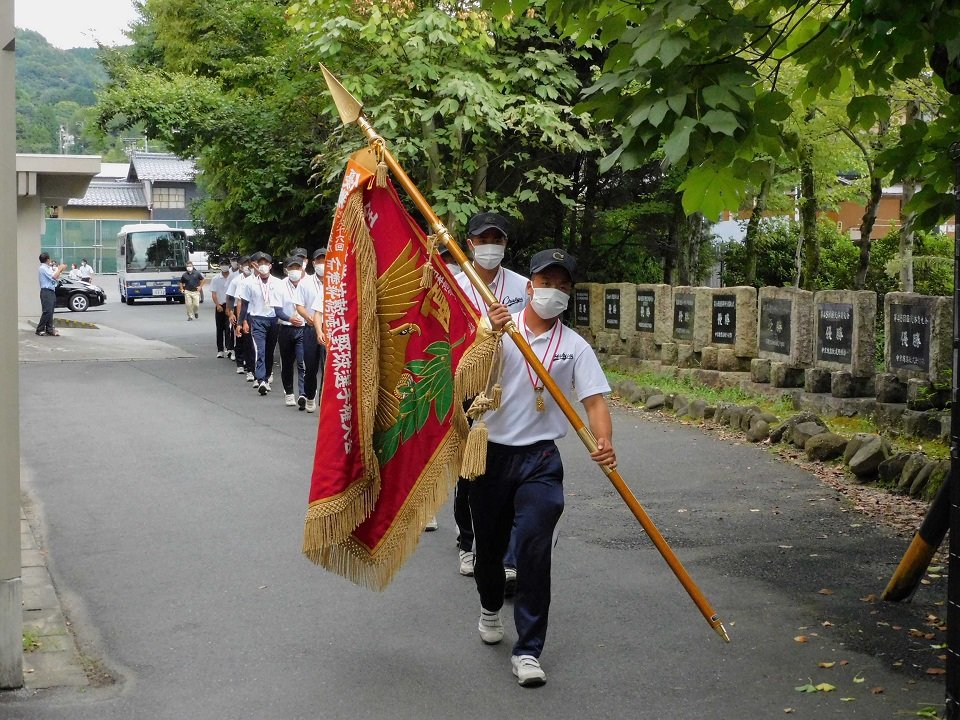 優勝メダルを胸に帰校した中京高ナイン＝３０日午後３時、瑞浪市土岐町、中京高校