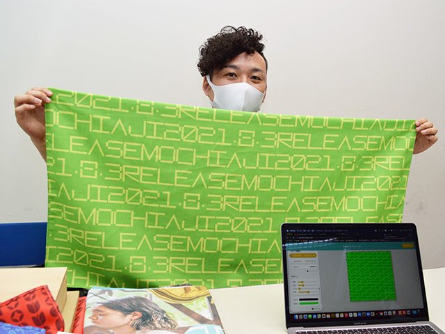 ウェブで風呂敷をデザインできるサイトを立ち上げた福田屋の担当者＝大垣市小野、情報工房