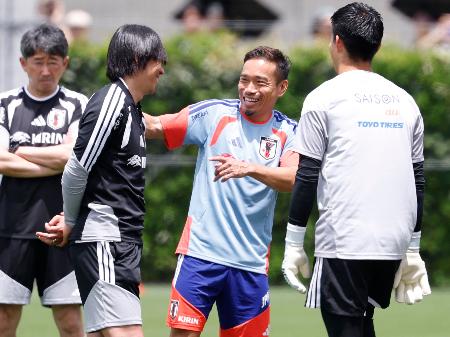 　サッカーＷ杯北中米３カ国大会に向けた合宿で笑顔を見せる長友佑都（右から２人目）＝２５日、千葉市内
