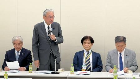 　日本会議国会議員懇談会の勉強会であいさつする古屋圭司会長（左から２人目）＝５日午前、国会