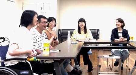 　脚本、演出を手がける石原由理さん（左から４人目）とともに朗読劇の稽古に励む出演者ら＝８月、東京都内