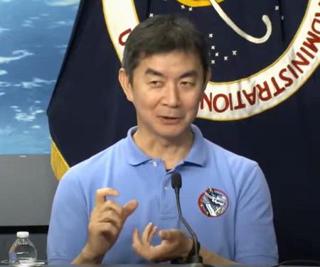 　記者会見する油井亀美也飛行士＝１０日、米テキサス州のジョンソン宇宙センター（ＮＡＳＡの中継から・共同）