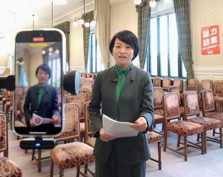 　国会内で動画を撮影する自民党の鈴木貴子広報本部長＝７日