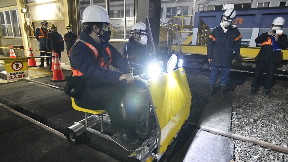 電動の軌道自動自転車に試乗する記者（手前）＝美濃加茂市内