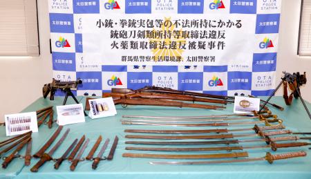 　押収された小銃や刀など＝３０日午後、群馬県警太田署