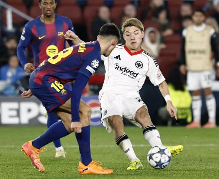 　バルセロナ戦でゴールを狙うＥフランクフルトの堂安（右）＝バルセロナ（共同）