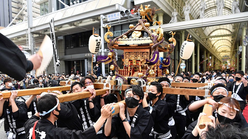 担ぎ手たちがマスク越しに威勢のいい掛け声を張り上げ、道三まつりを盛り上げたみこしパレード＝２日午後１時５３分、岐阜市神田町