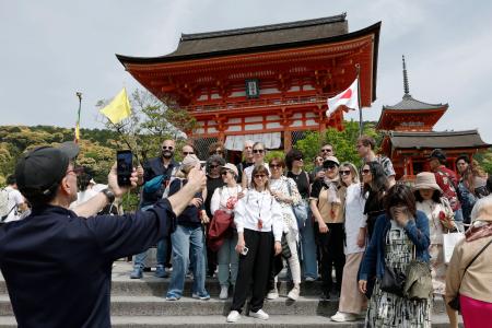　京都・清水寺周辺で記念撮影する訪日客ら＝２日