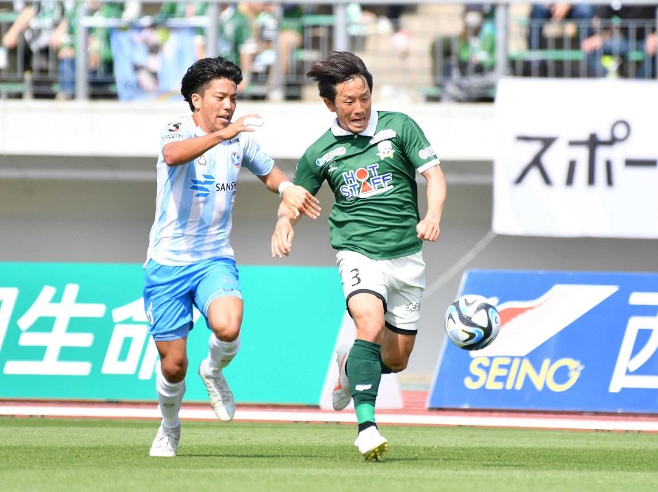 ＦＣ岐阜×ＹＳ横浜＝前半、左サイドを駆け上がるＦＣ岐阜のＤＦ宇賀神＝長良川競技場