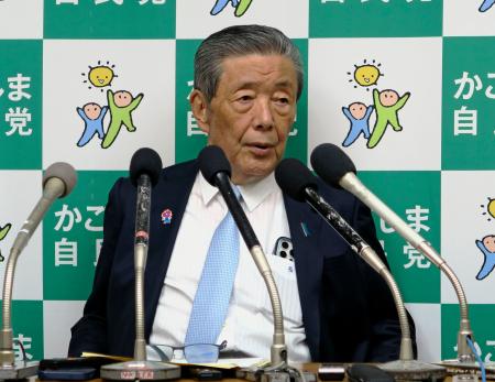 　記者会見する自民党の森山幹事長＝２６日午後、鹿児島市