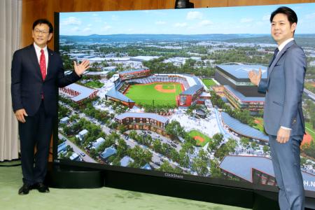 　北海道の鈴木直道知事（右）と面会するプロ野球日本ハムの栗山英樹ＣＢＯ＝２日午後、道庁