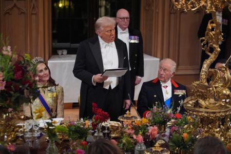　ロンドン郊外ウィンザー城で開かれた晩さん会であいさつするトランプ米大統領（中央）。右はチャールズ英国王＝９月（ゲッティ＝共同）