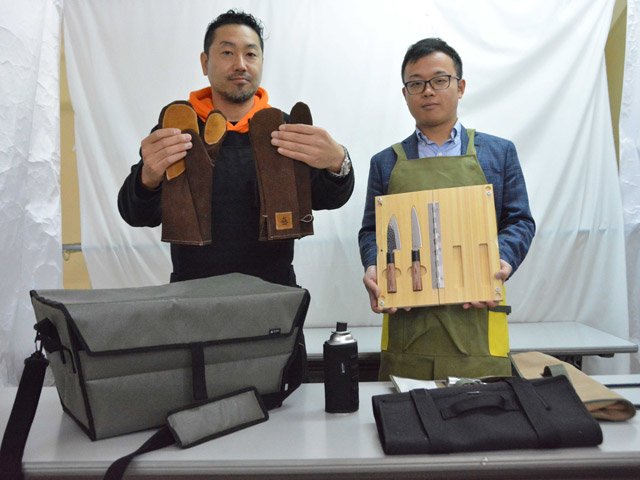 アウトドアブランドの新商品を開発した川嶋一富代表（左）と古田一喜社長＝関市下有知、ｈｏｎｅｓｔ事務所
