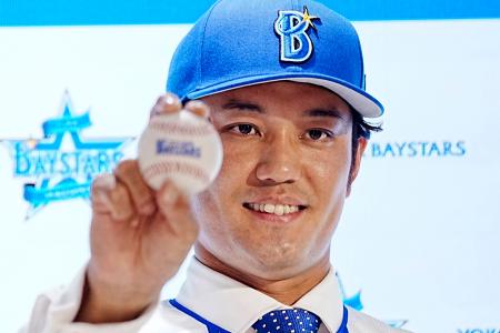 　ＤｅＮＡに入団し、ボールを手にポーズをとる藤浪晋太郎投手＝１８日、横浜市の球団事務所