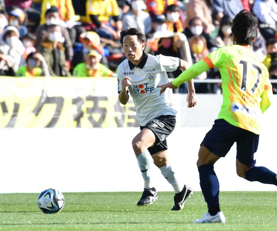 北九州×ＦＣ岐阜＝後半、右サイドを上がるＦＣ岐阜のＤＦ宇賀神＝ミクニワールドスタジアム北九州