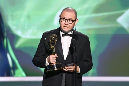 　米ロサンゼルスで、エミー賞を受賞してスピーチする岡崎能士さん＝６日（Ｐｈｉｌ　ＭｃＣａｒｔｅｎ／Ｉｎｖｉｓｉｏｎ　ｆｏｒ　ｔｈｅ　Ｔｅｌｅｖｉｓｉｏｎ　Ａｃａｄｅｍｙ／ＡＰ　Ｃｏｎｔｅｎｔ　Ｓｅｒｖｉｃｅｓ・共同）
