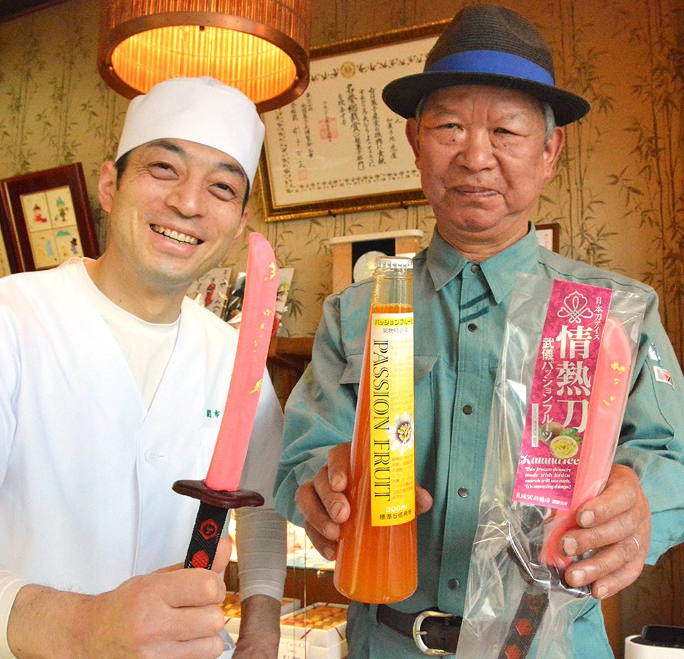 武儀地区のパッションフルーツを使ったピンクの日本刀アイス「情熱刀」＝関市本町、関市虎屋