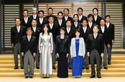 　任命式と認証式を終え、写真に納まる高市早苗首相（前列中央）と閣僚ら。憲政史上初となる女性首相による内閣が発足した＝２１日午後９時７分、宮殿・北車寄