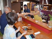 ビーガン食の店を開いた友田勝也さん（左奥）とかな代さん（右）＝美濃市相生町、ヴィーガン・バル＆ショップ嘉利