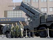 　陸自健軍駐屯地に展示された長射程ミサイル「２５式地対艦誘導弾」の発射機など＝３月、熊本市