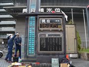 修理されて約１カ月ぶりに表示を再開した長良川水位表示塔＝１５日午前１１時２９分、岐阜市役所前