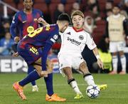 　バルセロナ戦でゴールを狙うＥフランクフルトの堂安（右）＝バルセロナ（共同）