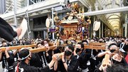 担ぎ手たちがマスク越しに威勢のいい掛け声を張り上げ、道三まつりを盛り上げたみこしパレード＝２日午後１時５３分、岐阜市神田町