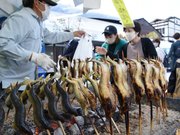 香ばしい匂いを漂わせるアユの塩焼き＝高山市上一之町、飛騨高山まちの体験交流館