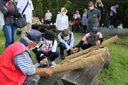 手ほどきを受けながら、ガス鉄砲を撃つ特別ツアーの参加者＝不破郡関ケ原町関ケ原、岡山烽火場