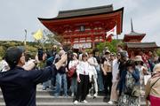 　京都・清水寺周辺で記念撮影する訪日客ら＝２日