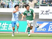 ＦＣ岐阜×ＹＳ横浜＝前半、左サイドを駆け上がるＦＣ岐阜のＤＦ宇賀神＝長良川競技場