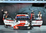 セレモニアルフィニッシュで観客に手を振る勝田貴元（右）＝豊田スタジアム