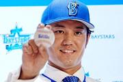 　ＤｅＮＡに入団し、ボールを手にポーズをとる藤浪晋太郎投手＝１８日、横浜市の球団事務所