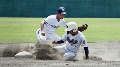 岐阜第一×各務原西=2回裏岐阜第一2死一塁から二盗する丸岡優空