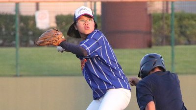 守備練習で軽快な動きを見せる小木曽結日さん。試合当日はノッカーとしてチームを支える＝３日午後、可児市坂戸、ＫＹＢスタジアム