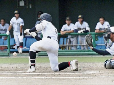 ダメ押しとなる6点目のスクイズを決める5番大橋勇太