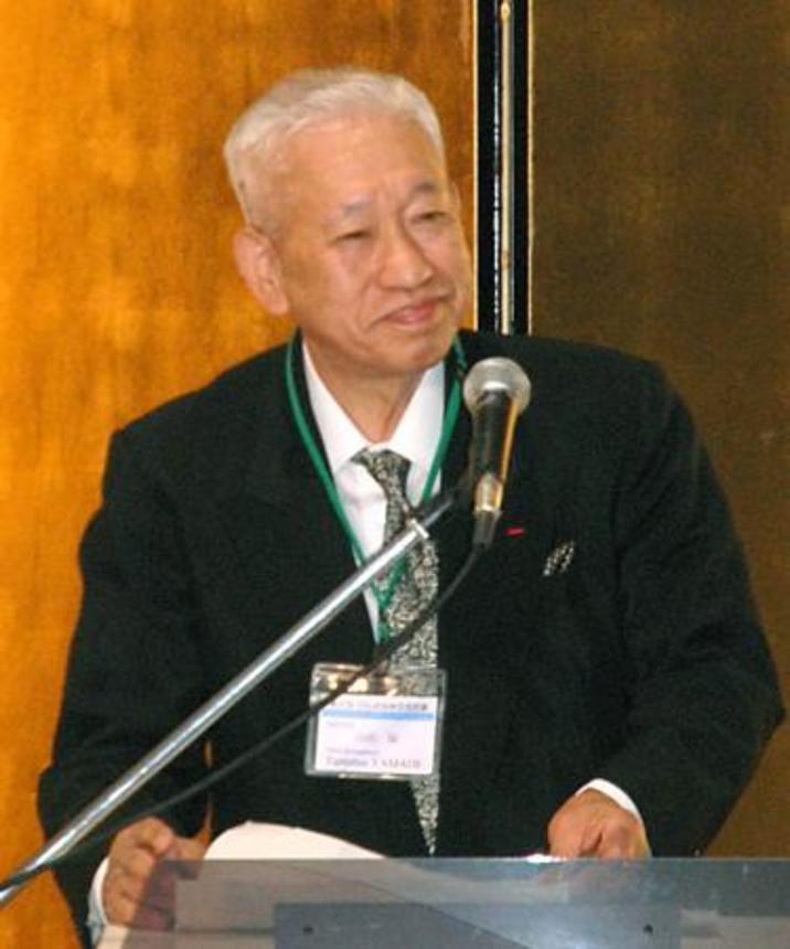 　２０１０年、日仏自治体交流会議の歓迎レセプションであいさつする山出保氏＝金沢市