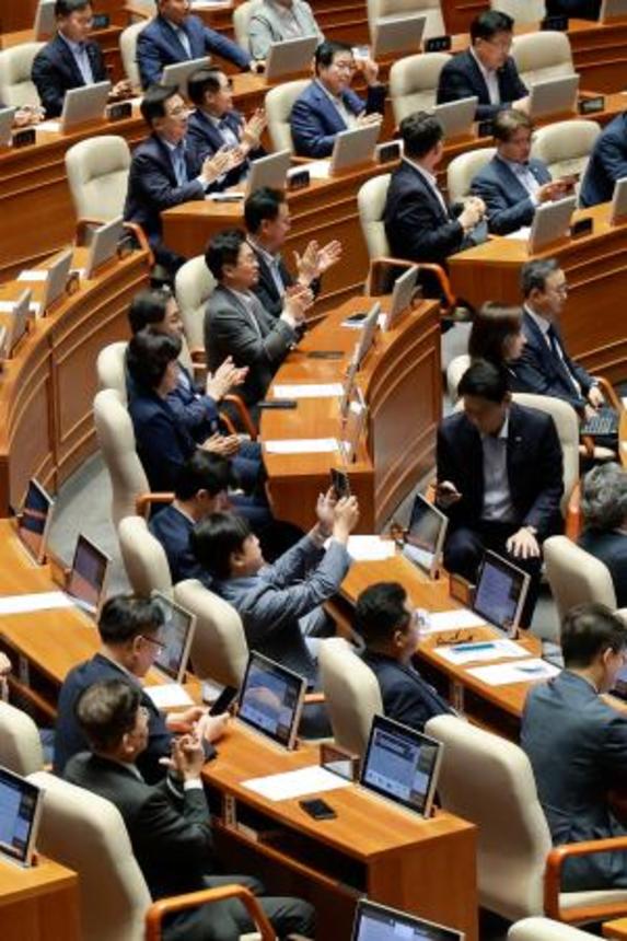 　３１日、韓国国会で、刑事訴訟法改正案の可決を喜ぶ与党「共に民主党」の議員ら（聯合＝共同）