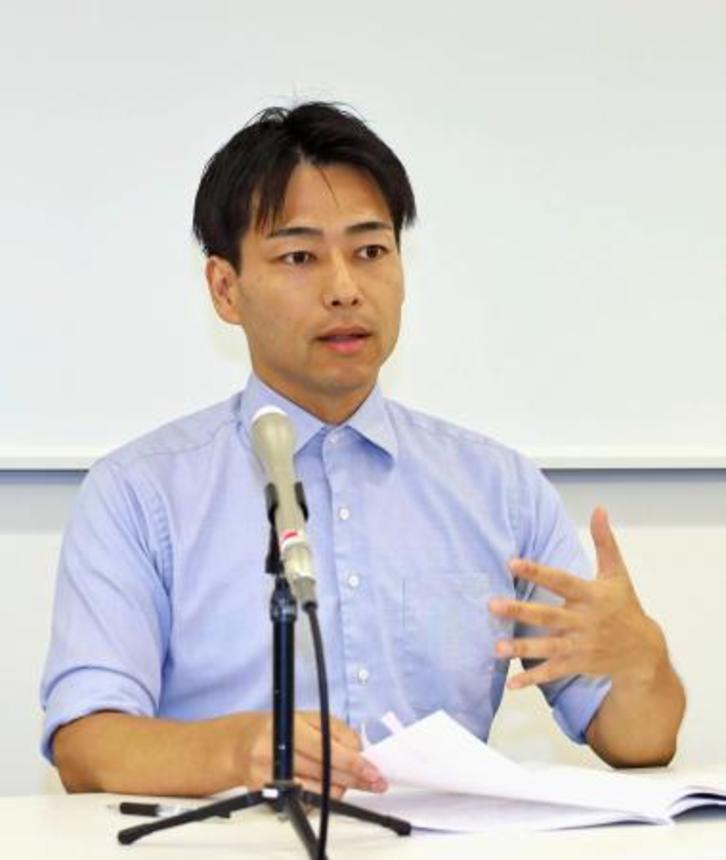 　判決後に記者会見する原告代理人の西野裕貴弁護士＝３日午後、福岡市