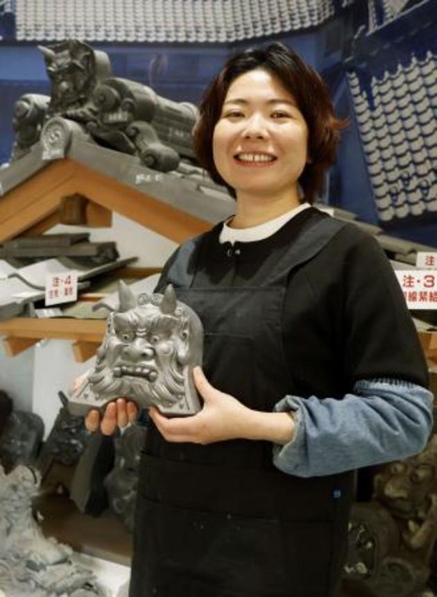 　自身が館長を務める山梨県南アルプス市の若草瓦会館で、作った鬼瓦を持つ永利郁乃さん＝４月