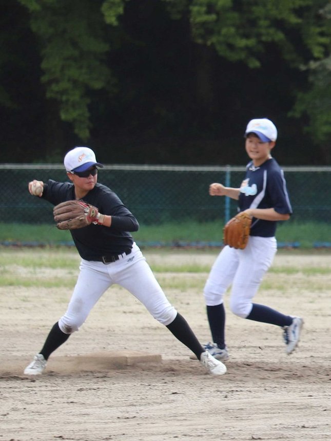 練習に励む選手ら＝１５日午後、不破郡関ケ原町野上、桃配運動公園
