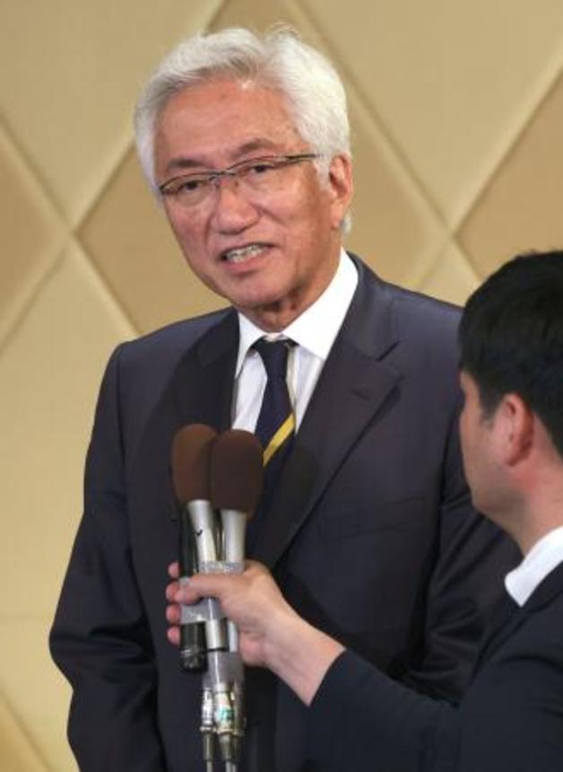 　京都選挙区で当選を決め、メディアのインタビューに答える自民党の西田昌司氏＝２０日深夜、京都市内のホテル