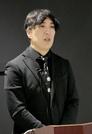　失明した兵士たちの短歌について語る歌人の佐佐木頼綱さん＝６月、東京都千代田区のしょうけい館