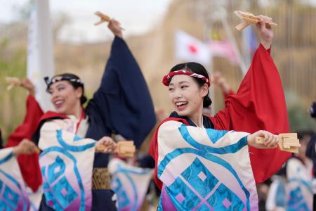 　高知県の夏の風物詩「よさこい」を踊るイベントで、演舞を披露する踊り子たち＝２６日午後、大阪市此花区の夢洲