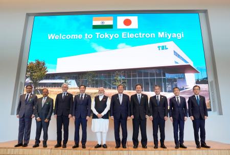 　宮城県大和町の東京エレクトロンの工場を視察し記念写真に納まる石破首相（中央右）とインドのモディ首相（同左）ら＝３０日午後