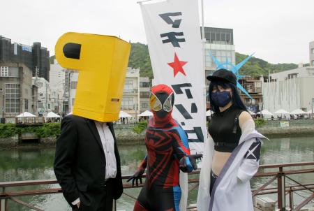 　映画やアニメの人気キャラクターに扮し、ポーズをとる参加者＝１０日午前、徳島市